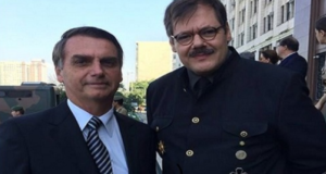 Bolsonaro ao lado de um fascista