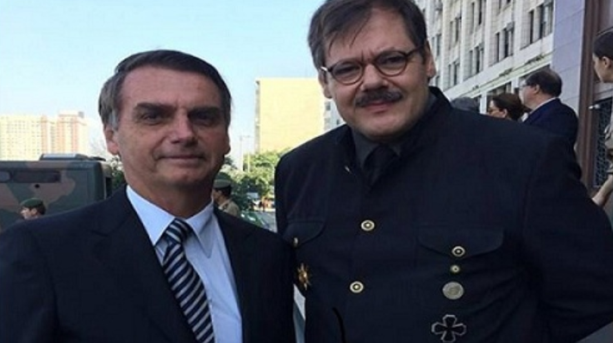 Bolsonaro ao lado de um fascista