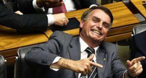 Bolsonaro na gargalhada: Bolsonaro volta a ter discurso negacionista