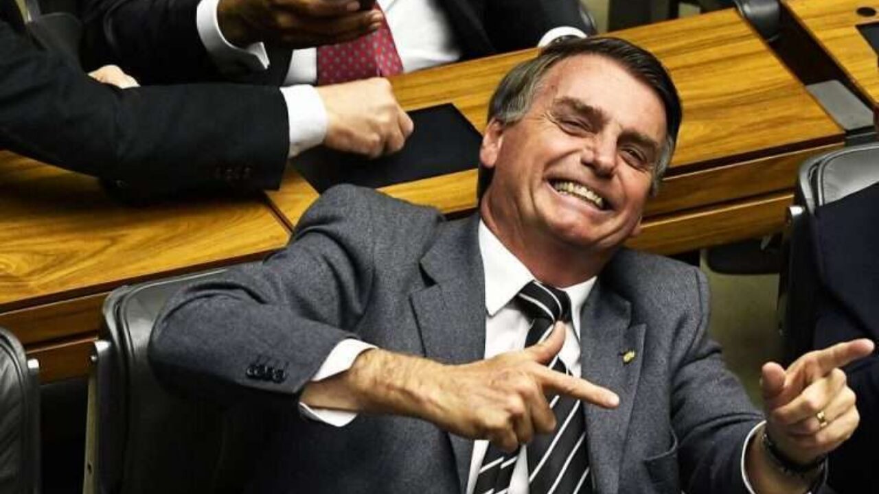 Bolsonaro na gargalhada: Bolsonaro volta a ter discurso negacionista