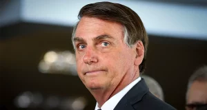 Bolsonaro com a boca fechada, cabelo penteado, de terno e gravata: Bolsonaro quer Telegram como app oficial do Brasil