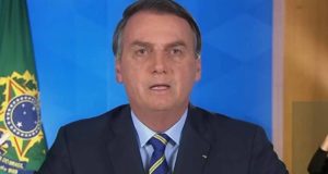 Bolsonaro sentado e fazendo um discurso: Bolsonaro vai tentar um golpe, apostam radicais