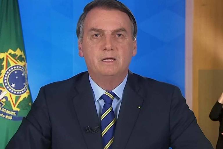 Bolsonaro sentado e fazendo um discurso: Bolsonaro vai tentar um golpe, apostam radicais