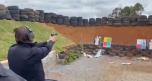 Bolsonaro atirando no alvo