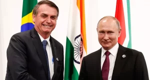 Bolsonaro cumprimentando Vladimir Putin: Bolsonaro explica por que vai à Rússia
