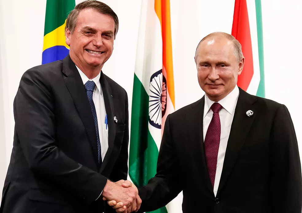 Bolsonaro cumprimentando Vladimir Putin: Bolsonaro explica por que vai à Rússia