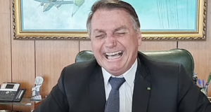 Bolsonaro gargalhando: