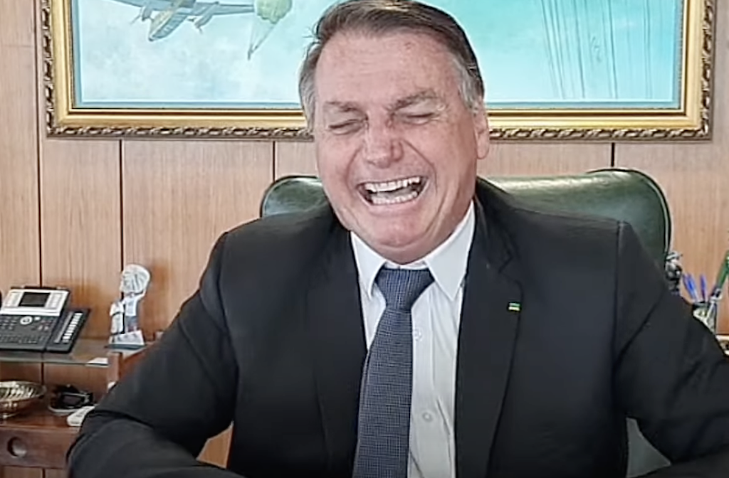 Bolsonaro gargalhando: Vice de Bolsonaro: ala radical cria realidade paralela e irrita Centrão
