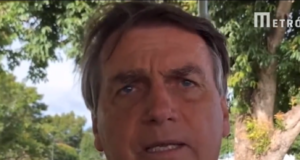 Bolsonaro falando com no cercadinho.
