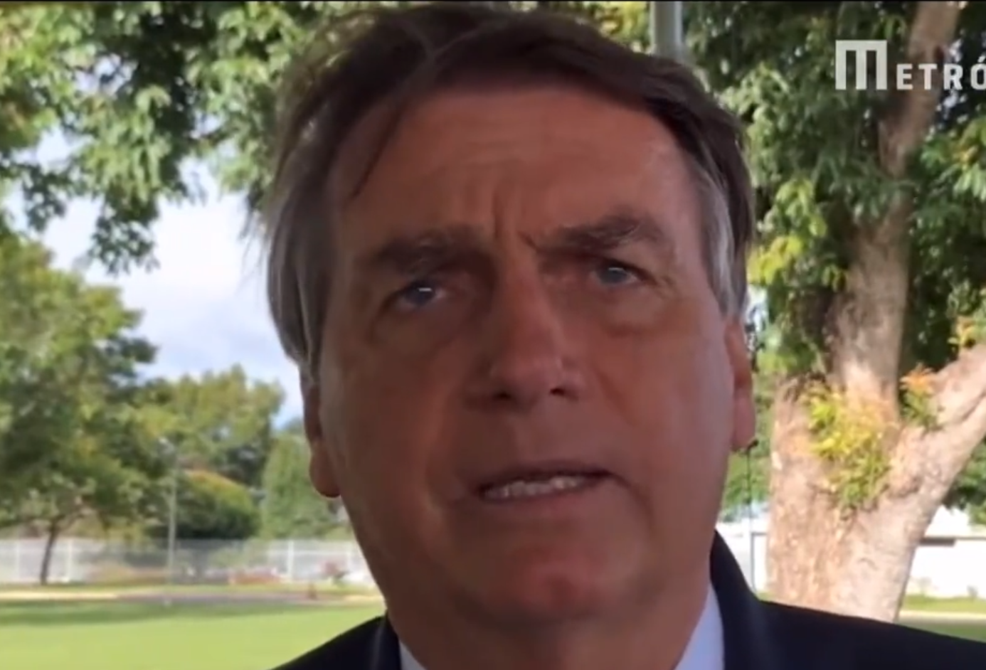 Bolsonaro falando com no cercadinho.