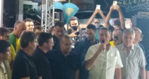 Jair Bolsonaro em Caicó, rodeado por fãs