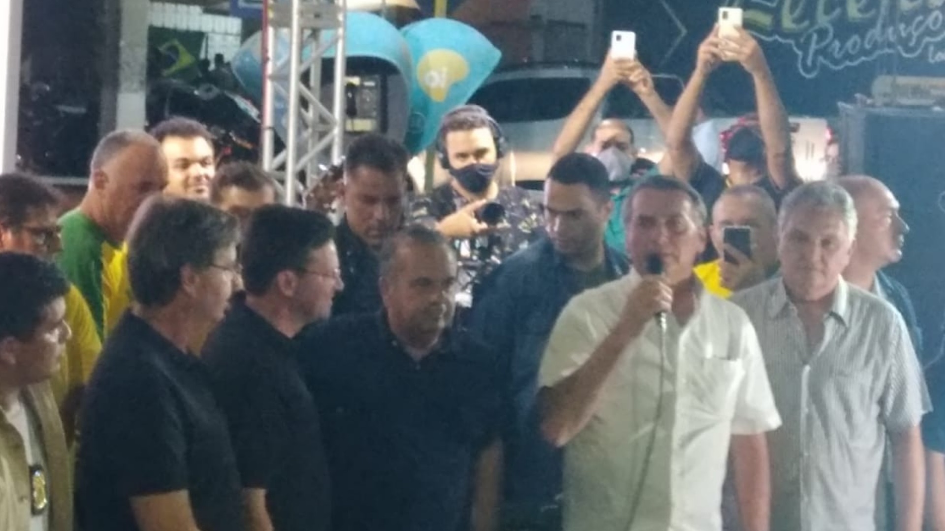 Jair Bolsonaro em Caicó, rodeado por fãs