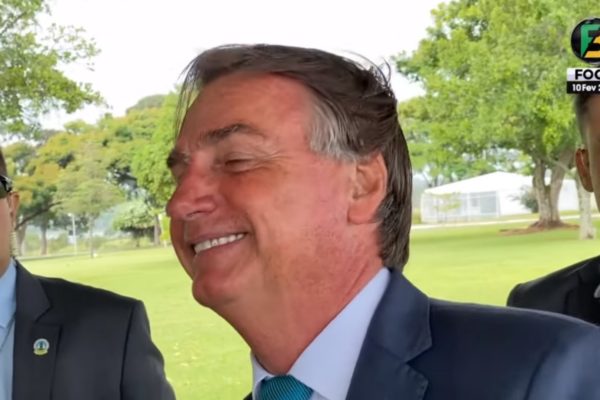 Jair Bolsonaro no cercadinho