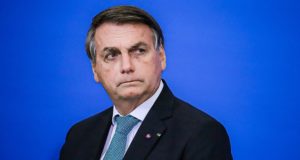 Jair Bolsonaro com semblante sério e de preocupação