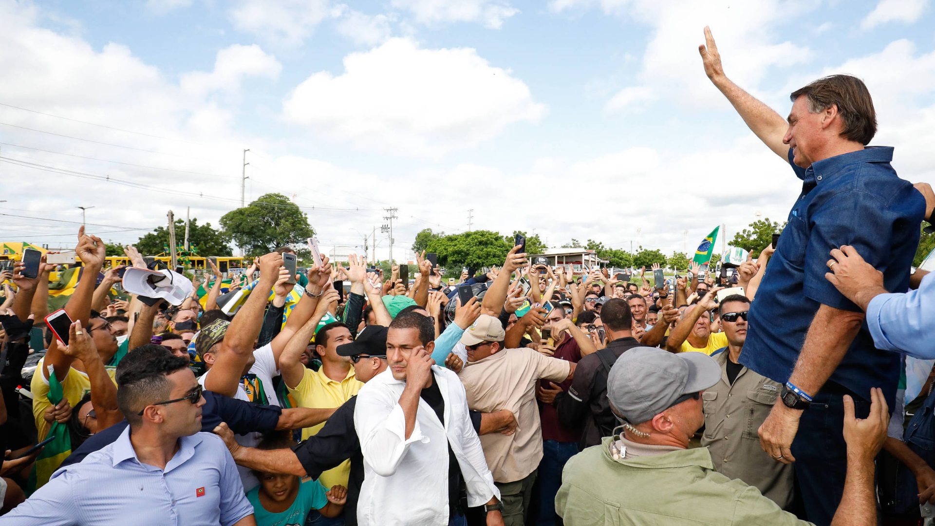Jair Bolsonaro acena para fãs e apoiadores em Caicó