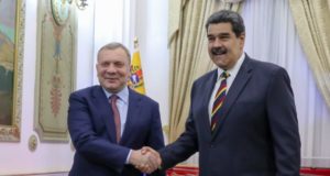 O vice-primeiro ministro da Rússia, Yuri Borisov, e o presidente da Venezuela, Nicolás Maduro Moros, dando um aperto de mão e sorrindo para a foto.