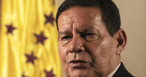 Mourão foi o primeiro a falar sobre o conflito e levou bronca do presidente. Foto: Agência Brasil/Reprodução