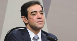 Bruno Dantas olhando para o lado, com expressão séria