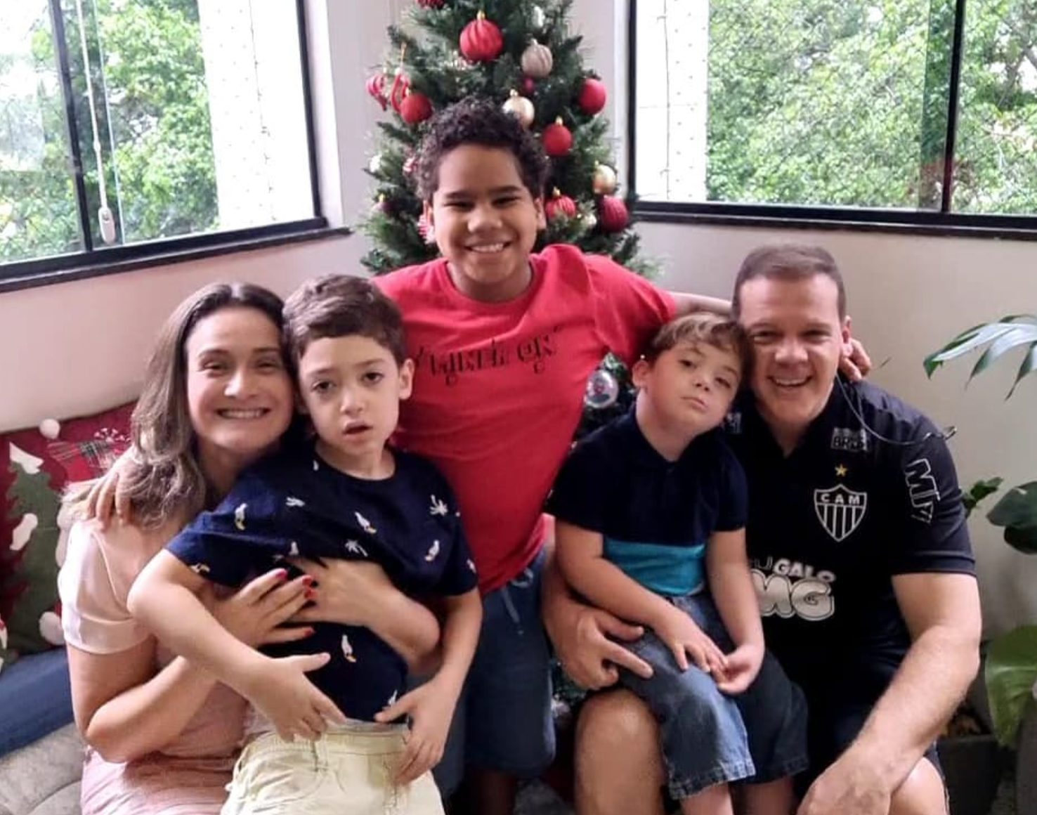 Gustavo e a esposa Karina ao lado dos filhos Guilherme, Henrique e Felipe. Imagem: Arquivo Pessoal