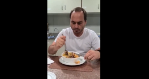 Carlos Bolsonaro batendo na marmita