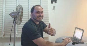 Carlos Bolsonaro mexendo no notebook: Carlos Bolsonaro teve agenda secreta na Rússia