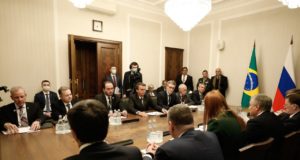 Câmara pressiona Carlos Bolsonaro por explicações sobre viagem à Rússia