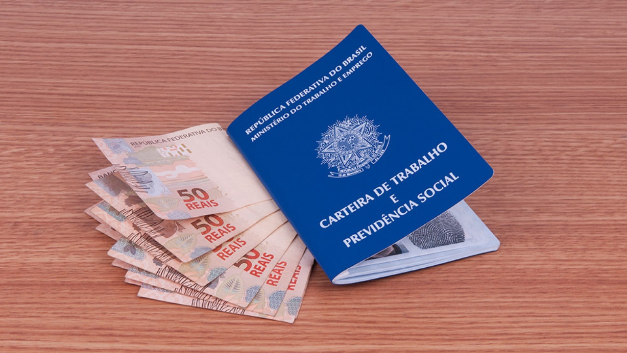 Carteira de trabalho com salário
