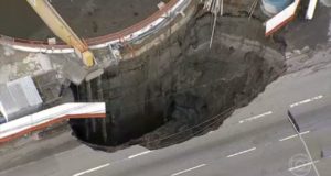 Cratera ao lado do metrô