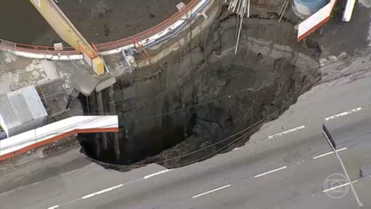 Cratera ao lado do metrô