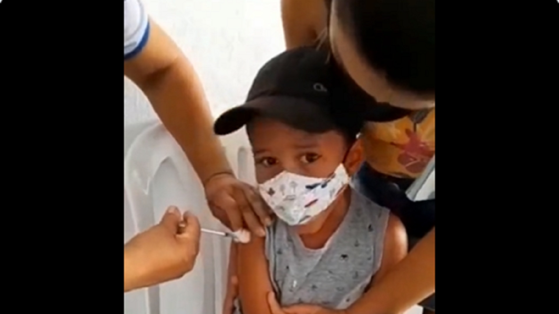 Criança viraliza ao gritar "Fora, Bolsonaro" ao se vacinar contra Covid