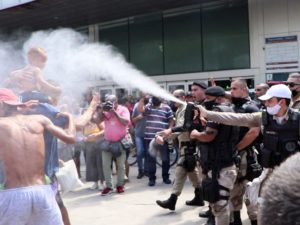 Guarda é flagrado espirrando spray de pimenta em criança