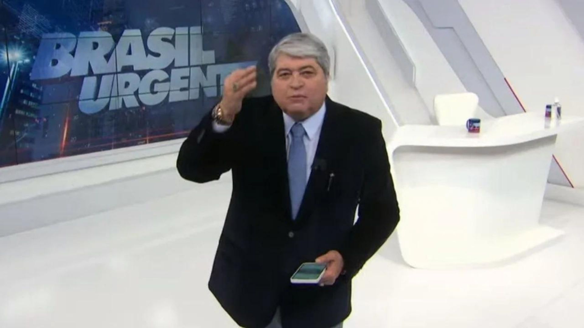 Datena discute com bombeiros e pela polícia