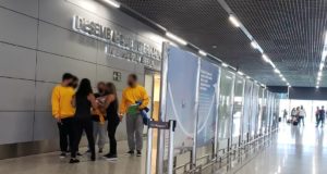 Deportados dos EUA brasileiros chegaram ao Aeroporto de Confins com moletons amarelos e cinzas.