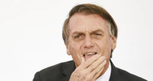 O DCM ouviu com exxclusividade políticos da cidade de Caicó. Foto de Bolsonaro com mão no queixo e olhar confuso.