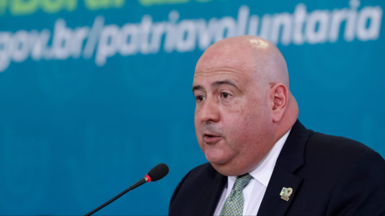 Foto do presidente da EBC usando terno preto. Ele é branco, não usa barba e é calvo.