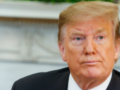 Trump levou documentos secretos ao deixar a presidência dos EUA. Foto do rosto de Trump com olhar pensativo e sério.