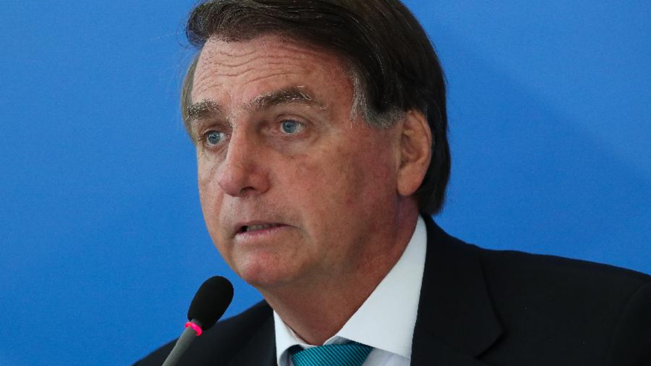 Bolsonaro com olhar preocupado e pensativo. Ele usa terno preto.