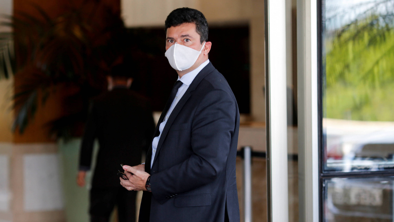 TCU abre investigação contra Sergio Moro. Na foto ele usa máscara e olha sério para a câmera.