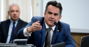 Bolsonaro transforma Ciro Nogueira chefe de outros ministros. Ciro Nogueira usa terno azul, está no plenário da câmaro falando para os demais deputados.