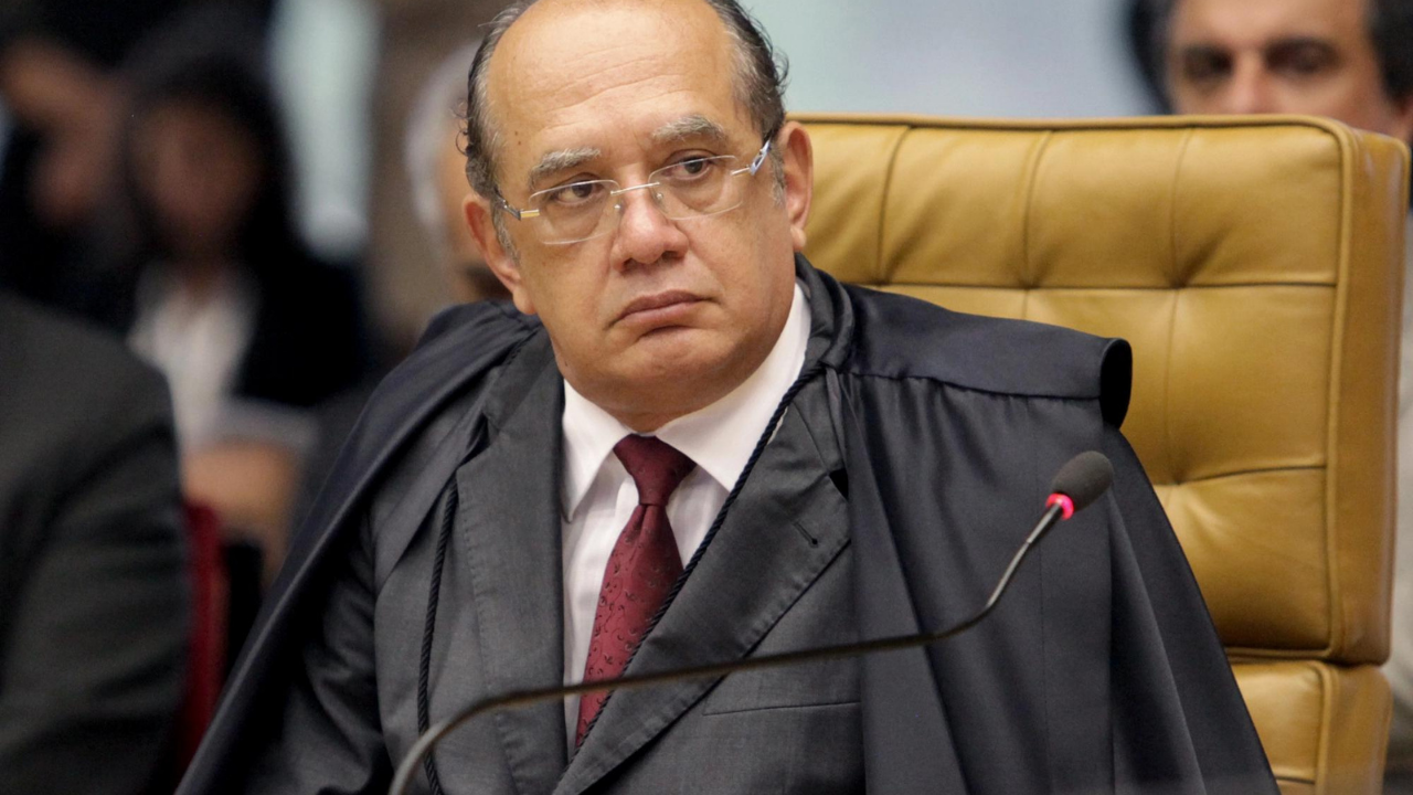 Gilmar Mendes associa morte de Moïse Às milícias. Ele está no plenário do STF com olhar sério.