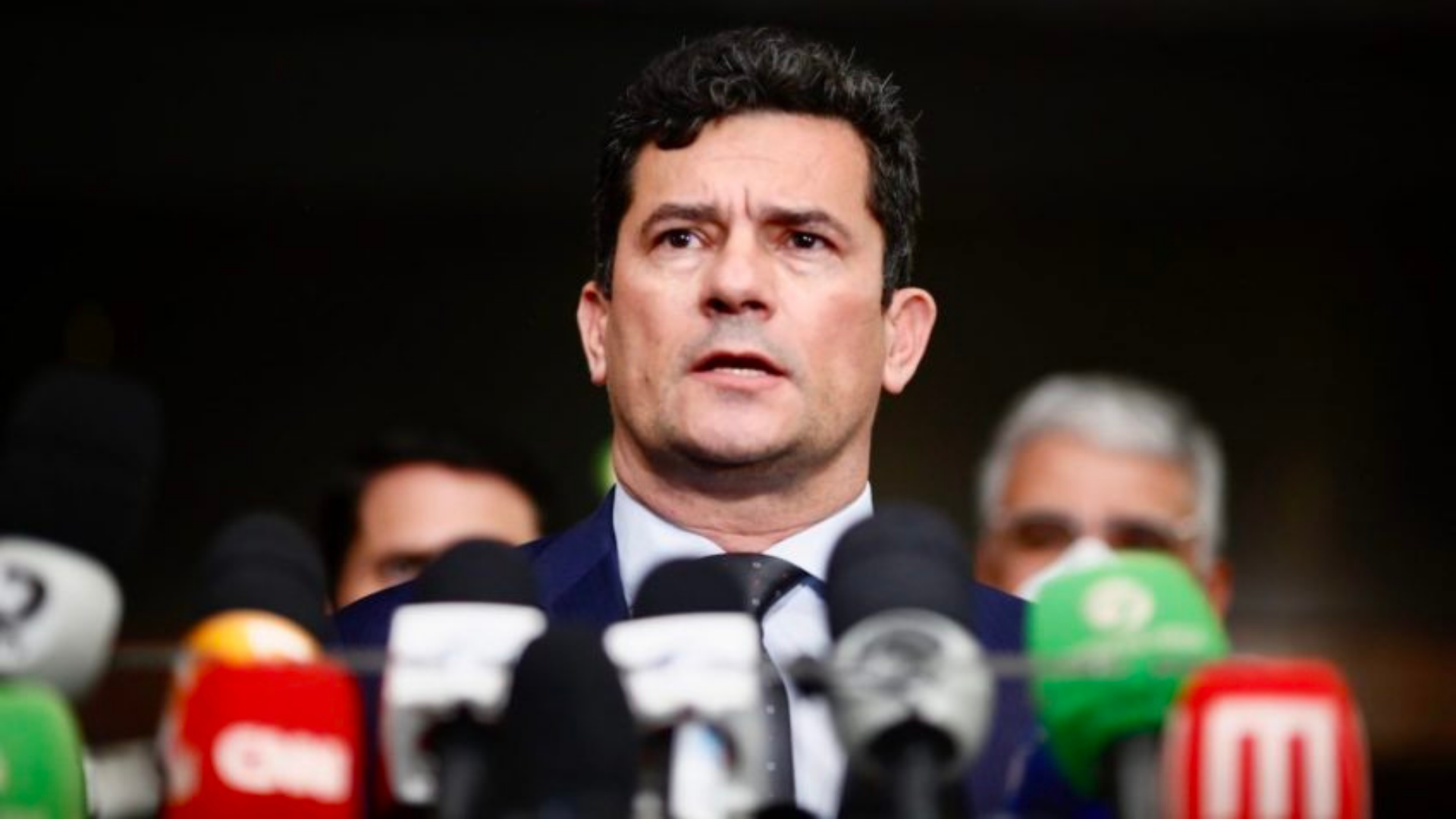 desembargador será coordenador de programa sobre segurança pública. Moro tem rosto sério e fala à imprensa.