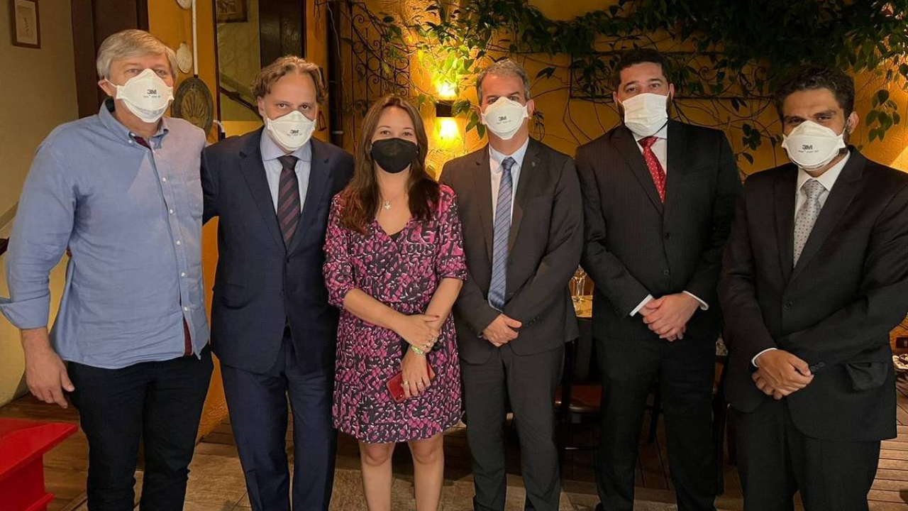 Foto do grupo Prerrogativas com integrantes da ANPR. São 5 homens usando ternos pretos, com excessão de um que está com uma camisa social. todos usam máscara e estão próximos entre sim.