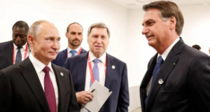 Bolsonaro terá de cumprir exigência para se aproximar de Putin. Na foto, o presidente cumprimenta o chefe do Executivo na Rússica, com jeito desconcertado e acanhado.