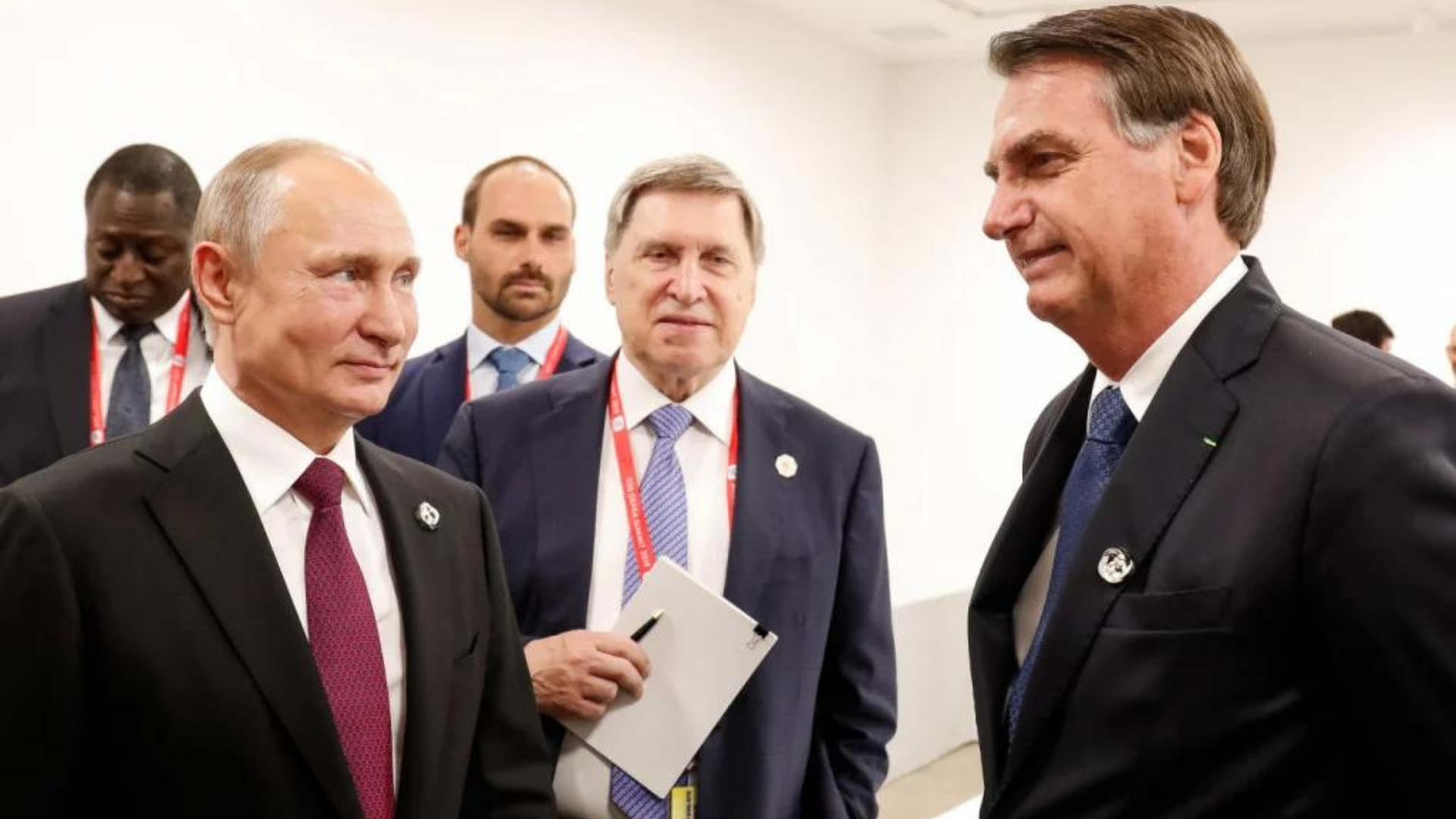 Bolsonaro terá de cumprir exigência para se aproximar de Putin. Na foto, o presidente cumprimenta o chefe do Executivo na Rússica, com jeito desconcertado e acanhado.