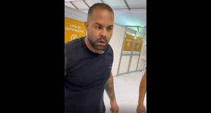 Deputado Felippe Poubel dirigiu alcoolizado jet ski no Rio de Janeiro. Ele aparece em vídeo com olhar desconcertado.