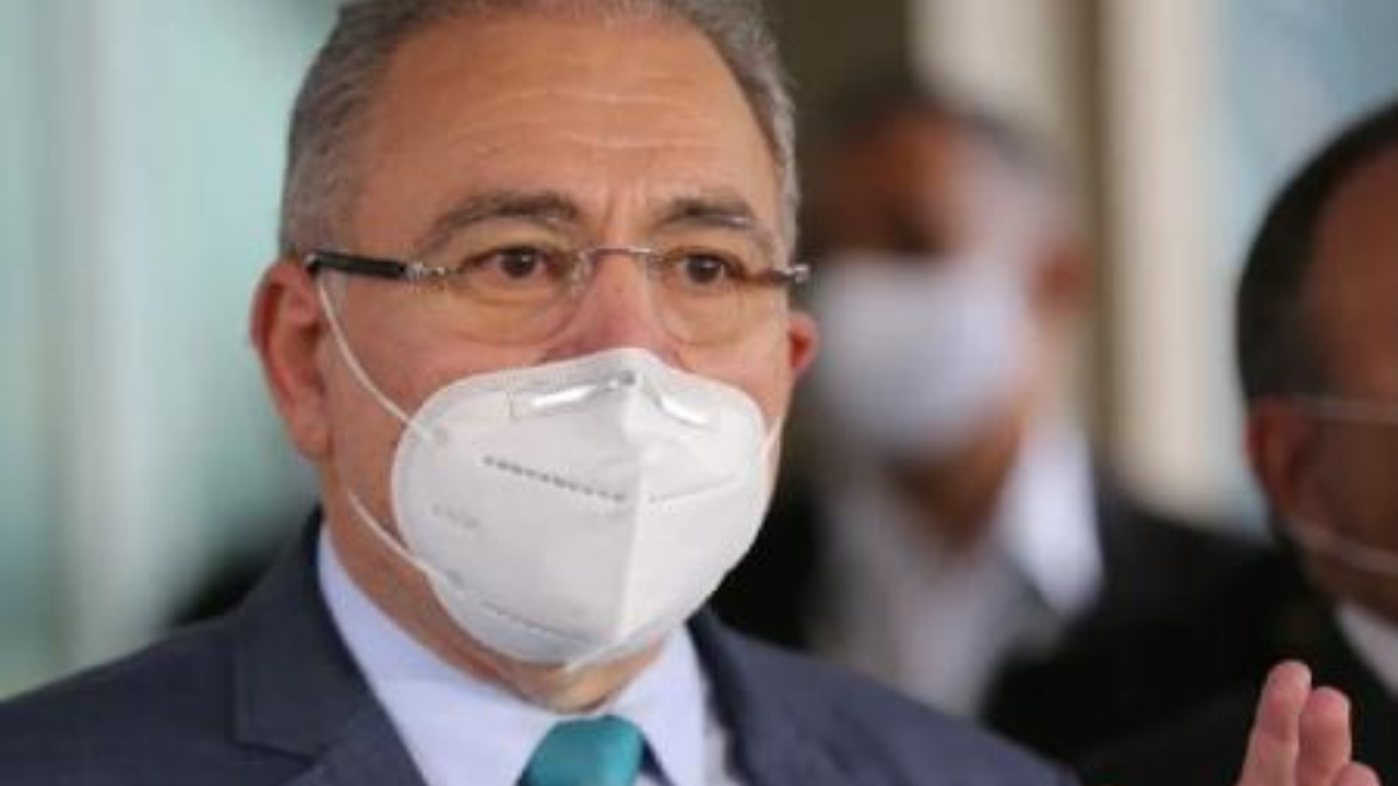 Comissão do Senado convoca Queiroga para explicar nota negacionistas. Ele usa óculos, máscara PFF2 e tem olhar sério.