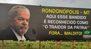 Cidade no MT ‘inaugura’ outdoor chamando Lula “bandido” e “traidor”. Na foto, outdoor com imagem do ex-presidente Lula e frase com comentários atacando o presidenciável.