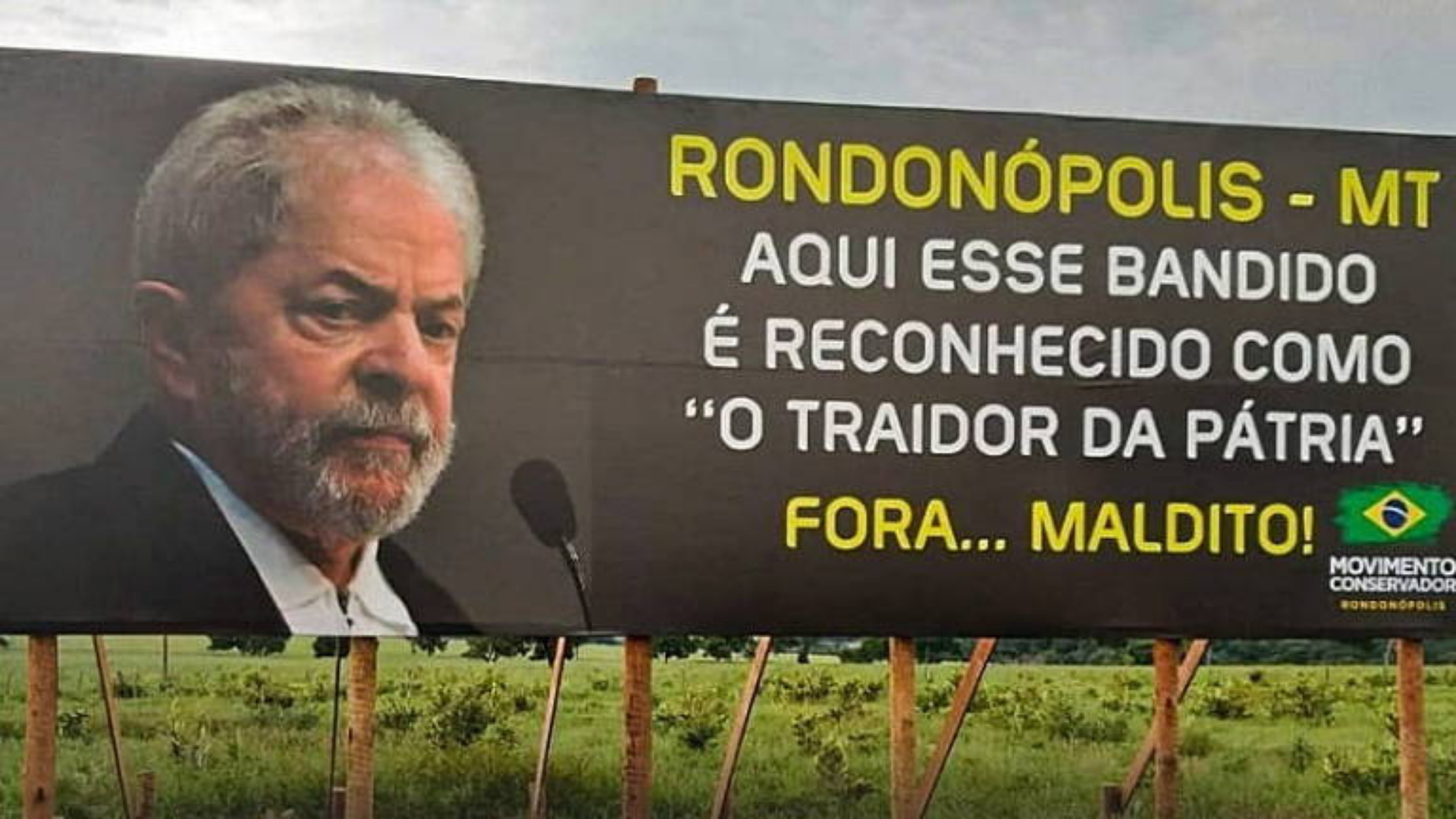 Cidade no MT ‘inaugura’ outdoor chamando Lula “bandido” e “traidor”. Na foto, outdoor com imagem do ex-presidente Lula e frase com comentários atacando o presidenciável.