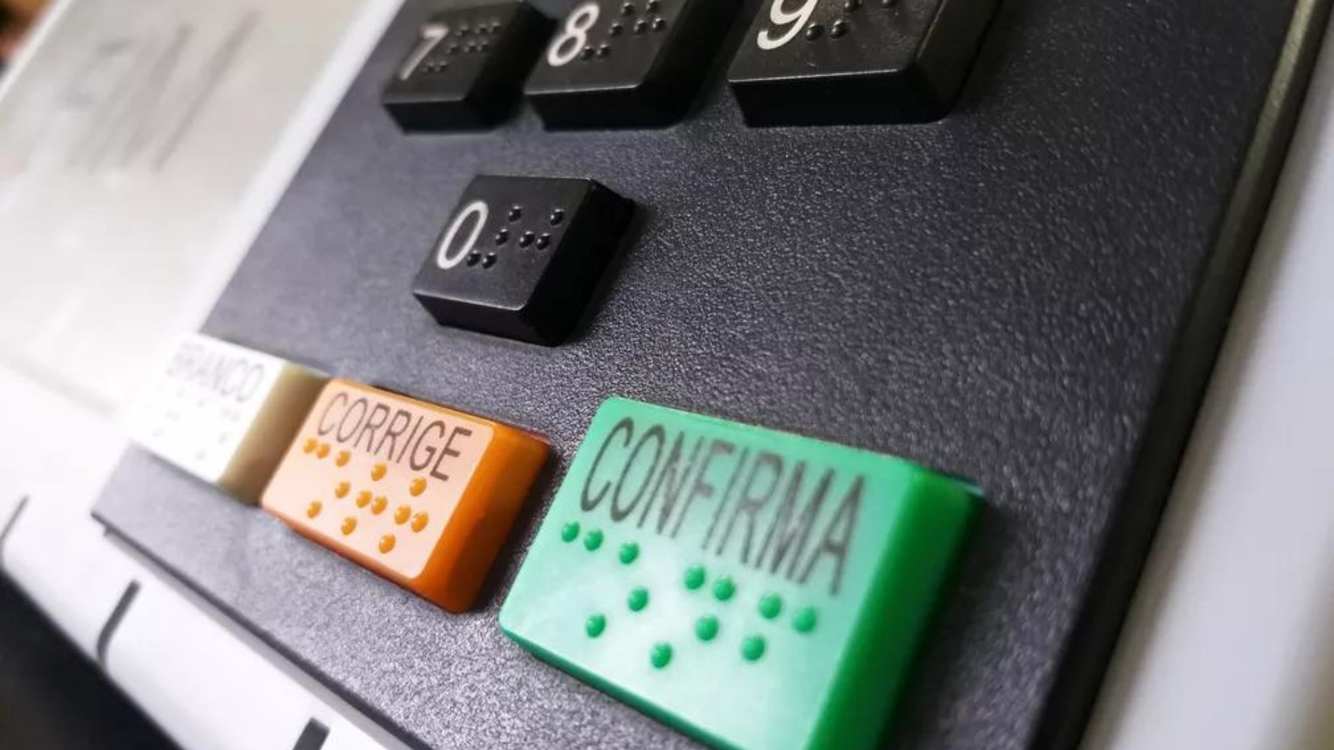 TSE diz que número de adolescentes aptos a votar é o menor da história. Foto de urna eletrônica com a tecla confirma na cor verde.