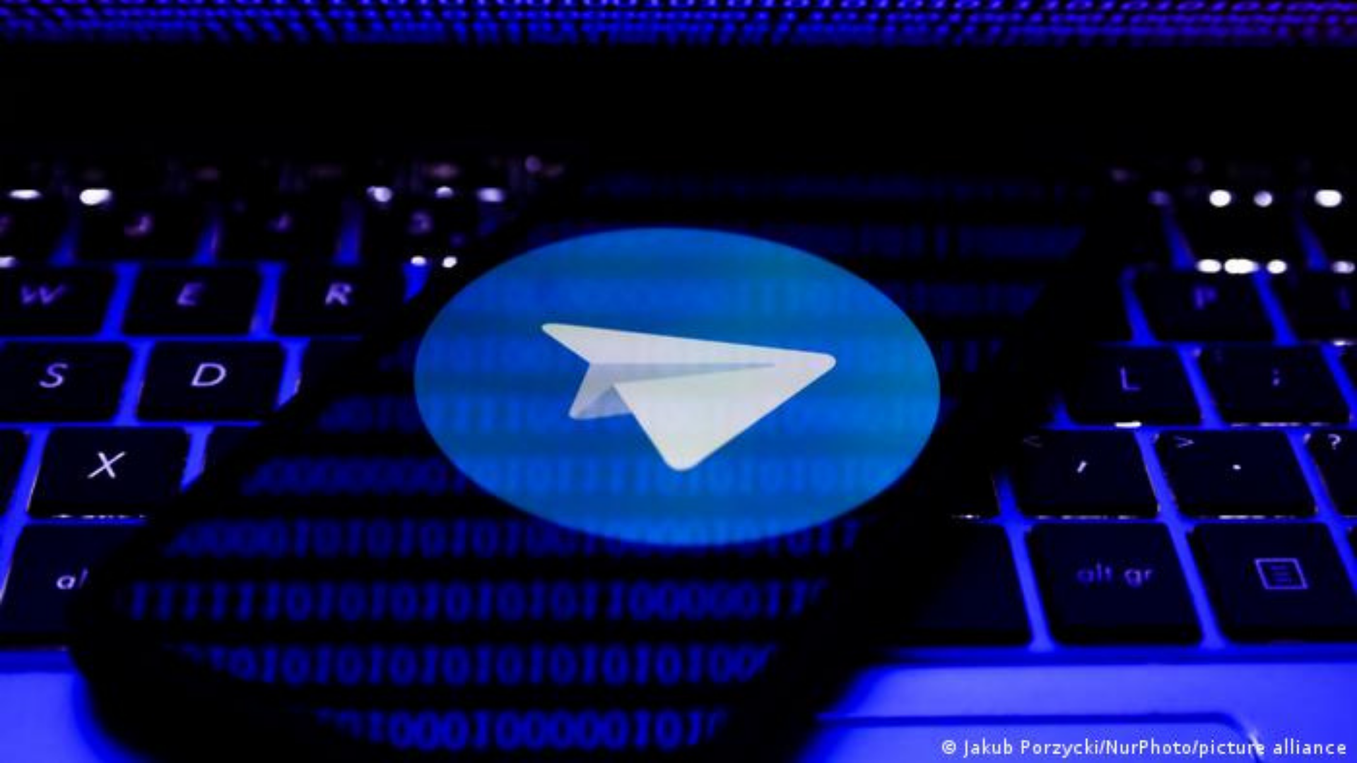 Acordo sobre Telegram na Câmara ainda tem pontas soltas. Foto do ícone do aplicativo em um celular, é um avião de papel branco dentro de um círculo azul.